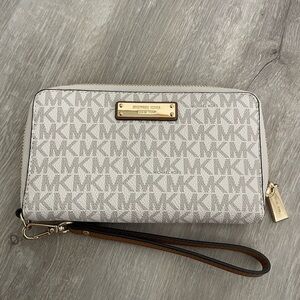 Michael Kors Vanilla Wristlet